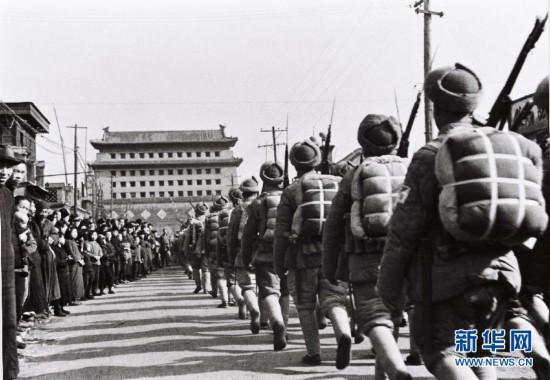 On January 31, 1949, the PLA peacefully entered and liberated Beiping (Beijing). (Photo/Xinhua)
The Pingjin Campaign was a decisive campaign fought between November 29, 1948, and January 31, 1949, by the PLA Northeast Field Army, two armies of the North China Field Army and part of local armed forces against Kuomintang troops over an area extending from Zhangjiakou in the west to Tanggu and Tangshan in the East, including Beiping and Tianjin. The PLA wiped out the defending Kuomintang forces in Xinbao\'an, Zhangjiakou and Tianjin.
