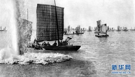 PLA soldiers crossing the Yangtze River under a hail of bullets during the War of Liberation (1946-1949). (Photo/Xinhua)