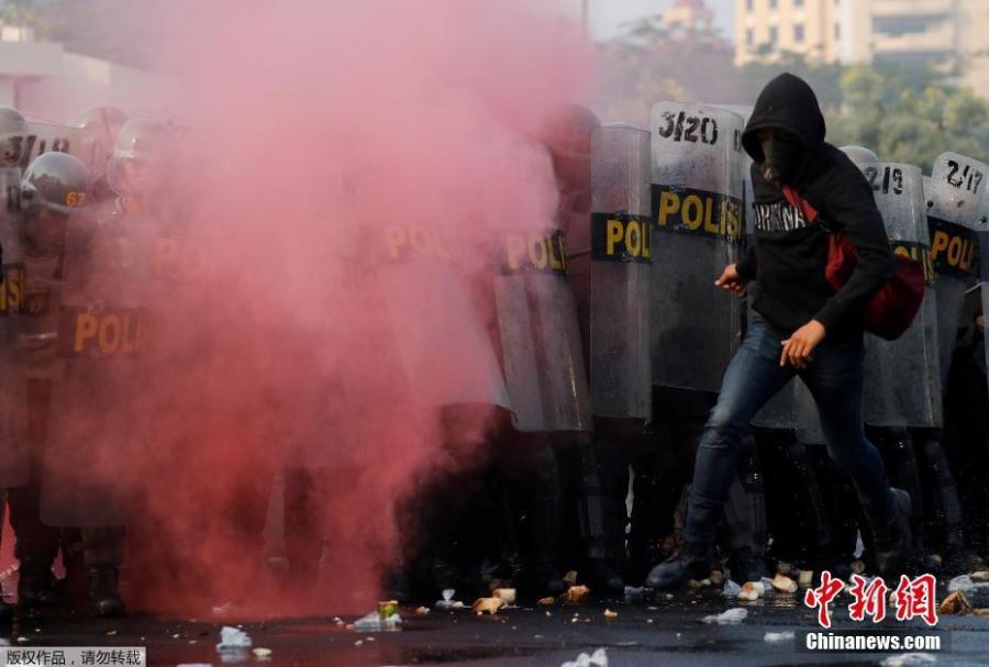 A person acting as a protester runs in front of special forces police during an anti-terror drill ahead of the upcoming Asian Games in Jakarta, Indonesia July 31, 2018. (Photo/Agencies)