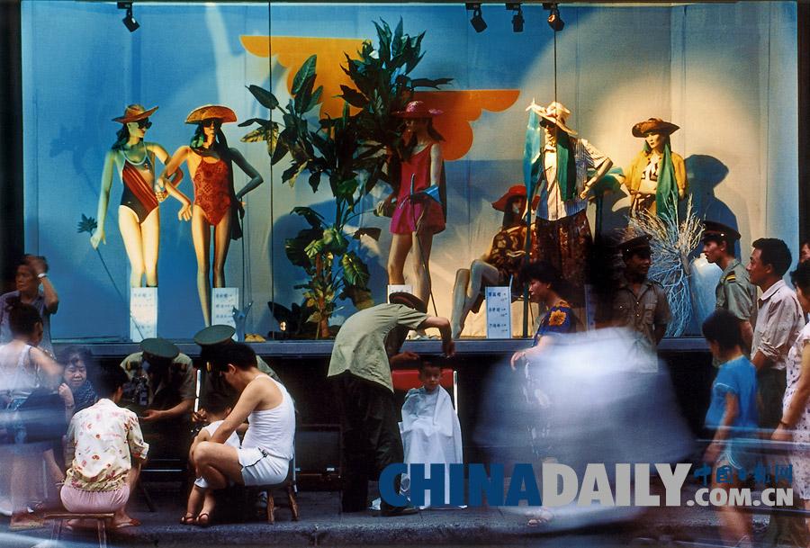 Soldiers show their soft sides - helping residents in Shanghai during 1991. (Photo by Li Qianguang/For China Daily)