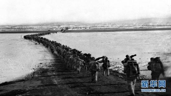 On the evening of October 19, 1950, the Chinese People\'s Volunteer Army valiantly crosses the Yalu River, marching toward the Korean battlefield. (File photo/Xinhua)
The Korean War began on June 25, 1950, and the Chinese People\'s Volunteer Army crossed the Yalu River on October 19, 1950, marking the beginning of the War to Resist U.S. Aggression and Aid Korea. In the following month, the PLA Northeast Frontier Force\'s four corps moved to the Yalu River\'s banks.
After entering the Democratic People\'s Republic of Korea, the Chinese People\'s Volunteer Army launched attacks and quickly drove the U.S.-led troops from the Chinese border back to the south of the 38th Parallel. The volunteer army then successfully stood their ground along the 38th Parallel and forced the US to propose ceasefire talks.