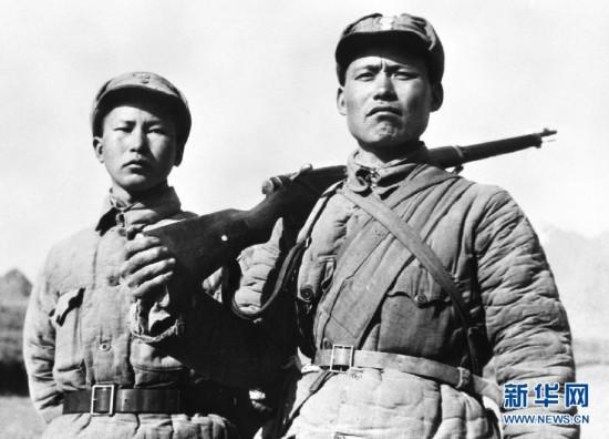 This file photo shows Ge Zhenlin (right) and Song Xueyi, two survivors of the \
