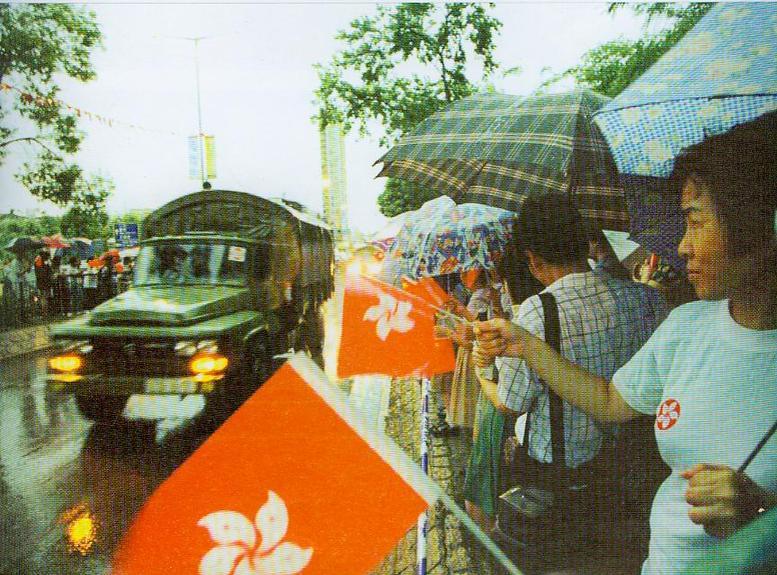 Hong Kong residents braving the rain welcome the People\'s Liberation Army Hong Kong Garrison\'s moving into the Hong Kong Special Administrative Region on July 1, 1997. (Photo/Xinhua)
The PLA Hong Kong Garrison was formally stationed in Hong Kong and assumed defense duties on July 1, 1997, when Hong Kong returned to China.
During the past 21 years, the garrison has undergone extensive training in Hong Kong, playing a positive role in safeguarding the city\'s stability. The garrison has also won Hong Kong people\'s hearts and minds with its low-profile presence, growing openness and continuous care and respect for the local community.