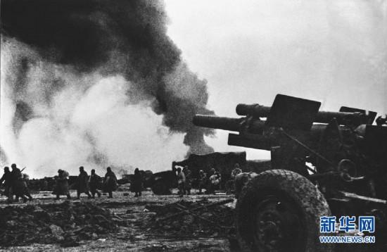File photo shows the battlefield of Huaihai campaign during the War of Liberation (1946-49).(Photo/Xinhua)
From June 1946, the Kuomintang armies launched a concerted attack on the Liberated Areas led by the CPC, and a large-scale civil war started. On November 6, 1948, the East China Field Army and the Central Plain Field Army jointly launched the Huaihai Campaign against Kuomintang troops, which ended on January 10, 1949, with the total victory of the PLA.
With the victories of two other major campaigns Liaoshen Campaign and Pingjin Campaign, which were launched during the War of Liberation, the CPC overthrew the Kuomintang and won a great victory in 1949.