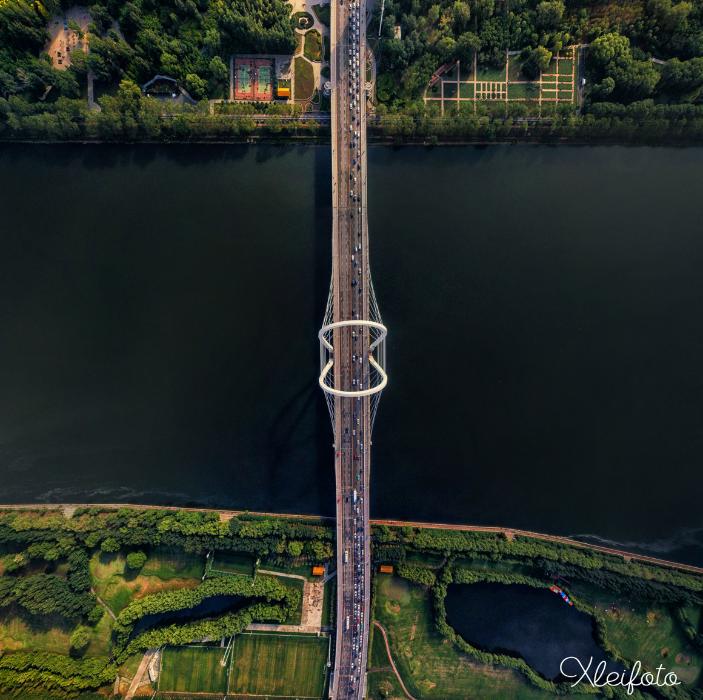 Sun Fuxing, a 1980s photographer from Shenyang, Northeast China\'s Liaoning Province is known as the city\'s recorder. He says every photo expresses his love for his hometown. He hopes to show the lovely Shenyang to more people. (Photo provided to chinadaily.com.cn)