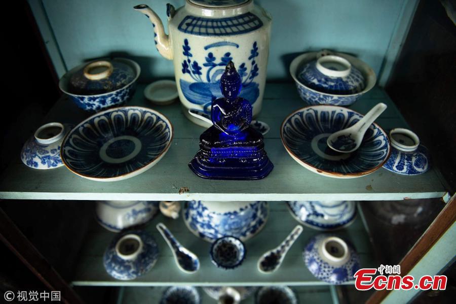 This photo taken on June 12, 2018 shows a Buddha statue and China ceramic set retrieved by divers from the bottom of the Bangkok\'s Chao Phraya river.  There is a small community in Thailand known as \'Indiana Jones\' divers, who brave the inky-black underworld of the trash-filled waterway in search of coins, china, jewelry and scrap metal. (Photo/VCG)