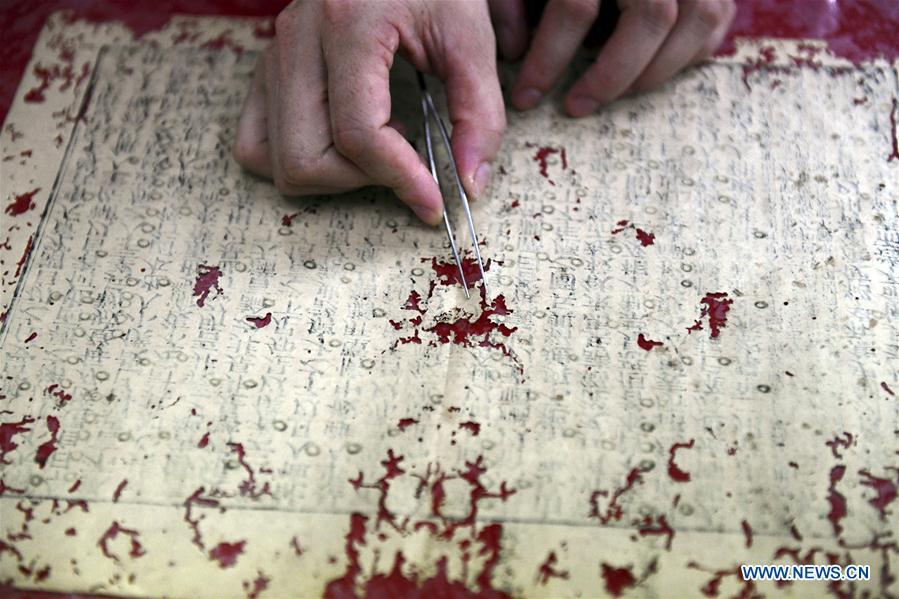 Gao Huiyun restores an ancient book at a workshop in Shijiazhuang, capital of north China\'s Hebei Province, Aug. 2, 2018. Gao Huiyun is a teacher of cultural relics restoration and protection at Hebei Vocational Art College. Gao has restored over 1,000 ancient books in her 13-year career time. (Xinhua/Chen Qibao)