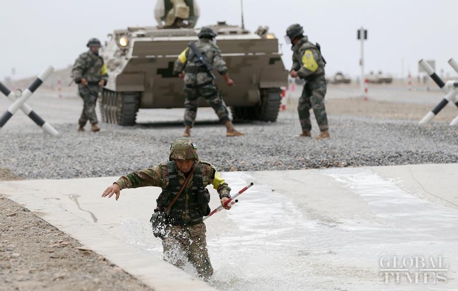 The Uzbekistan soldiers work hard during the Safe Route Competition in Korla on August 2. Photo: Cui Meng/GT
