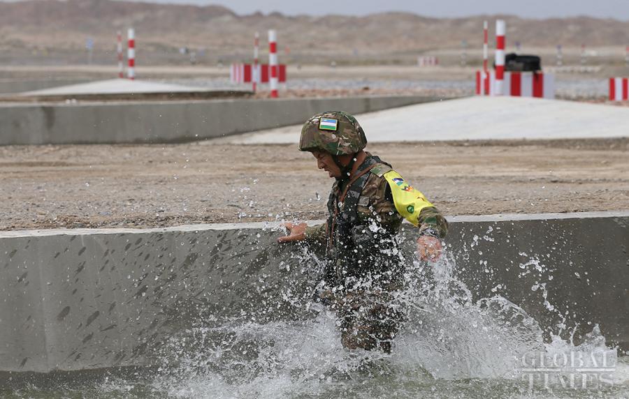 The Uzbekistan soldiers work hard during the Safe Route Competition in Korla on August 2. Photo: Cui Meng/GT