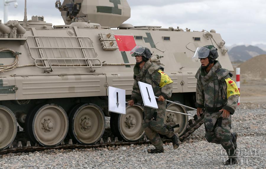 Chinese soldiers diligently work together to compete in the Safe Route Competition in Korla on August 2. Photo: Cui Meng/GT