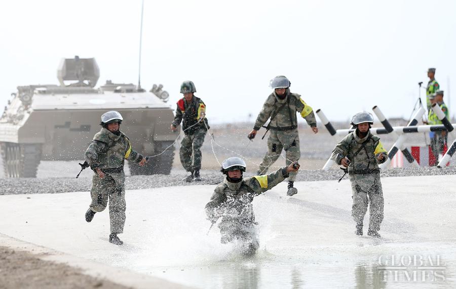 Chinese soldiers diligently work together to compete in the Safe Route Competition in Korla on August 2. Photo: Cui Meng/GT