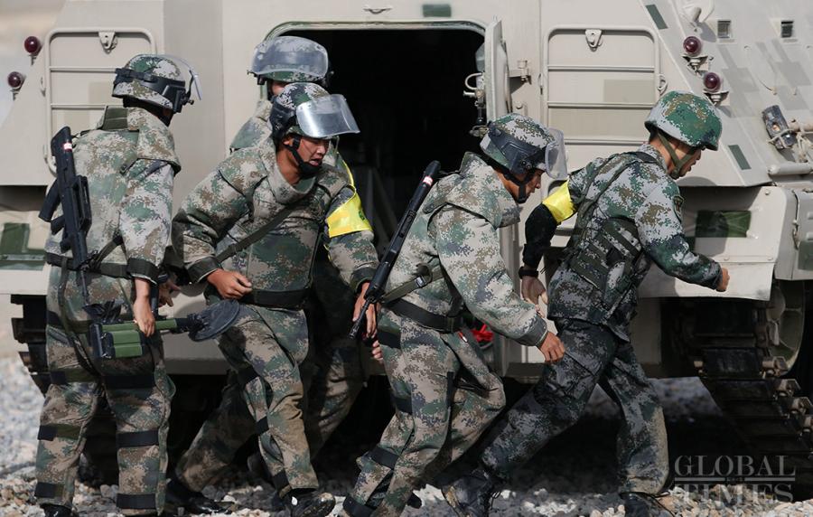 Chinese soldiers diligently work together to compete in the Safe Route Competition in Korla on August 2. Photo: Cui Meng/GT