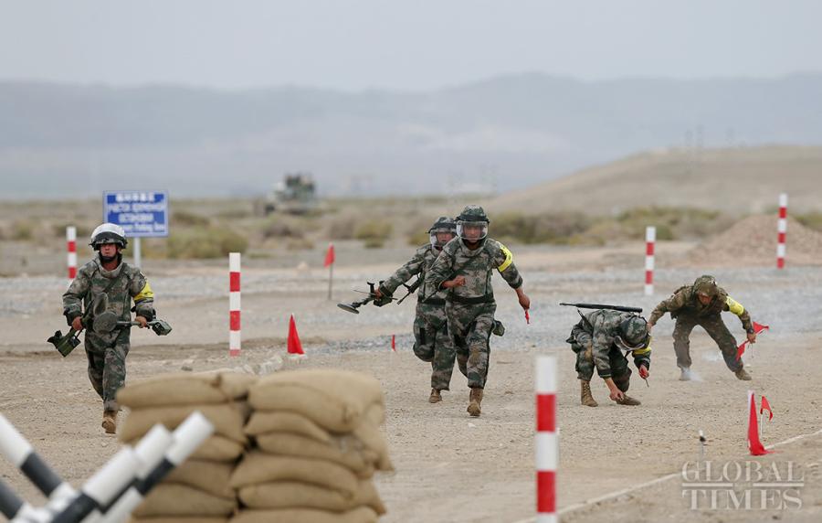 The Uzbekistan soldiers work hard during the Safe Route Competition in Korla on August 2. Photo: Cui Meng/GT