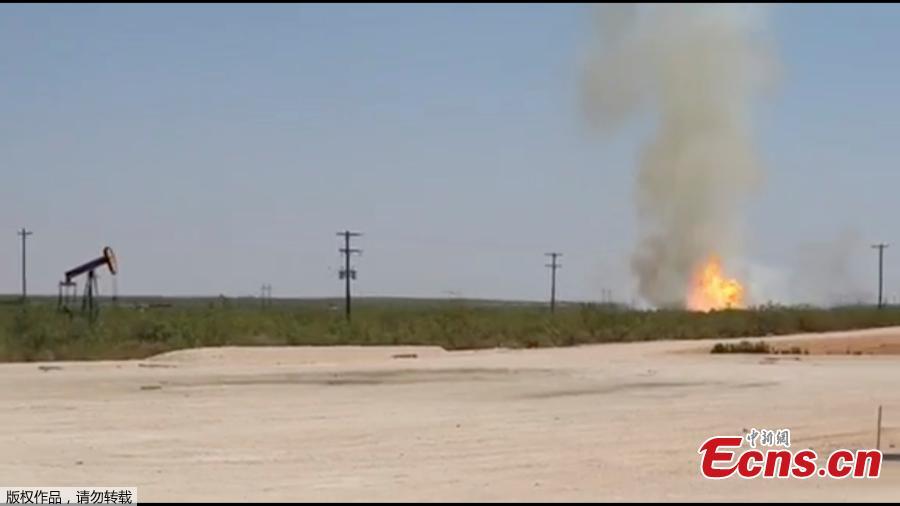 A pipeline explosion erupts in this image captured from video by a field worker in Midland County, the home to the Permian Basin and the largest U.S. oilfield, in Texas, U.S., August 1, 2018. A series of natural gas pipeline explosions in Midland County, Texas sent seven people to hospital and shut down five lines before being extinguished. (Photo/Agencies)