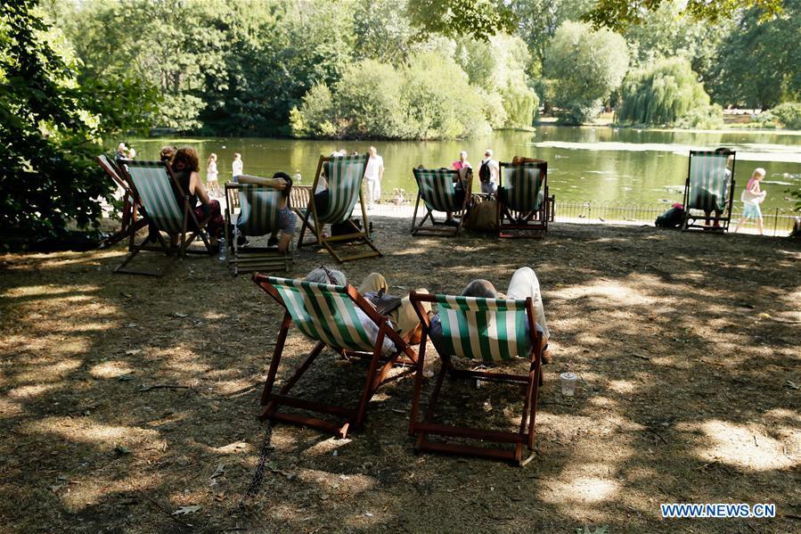 People sit on deck chairs in the shade at St James\'s Park in London, Britain, on Aug. 3, 2018. Britain is currently experiencing high temperatures as a heatwave continues across Europe. (Xinhua/Tim Ireland)