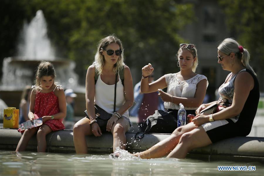 People cool off at a fountain at Trafalgar Square in London, Britain, on Aug. 3, 2018. Britain is currently experiencing high temperatures as a heatwave continues across Europe. (Xinhua/Tim Ireland)