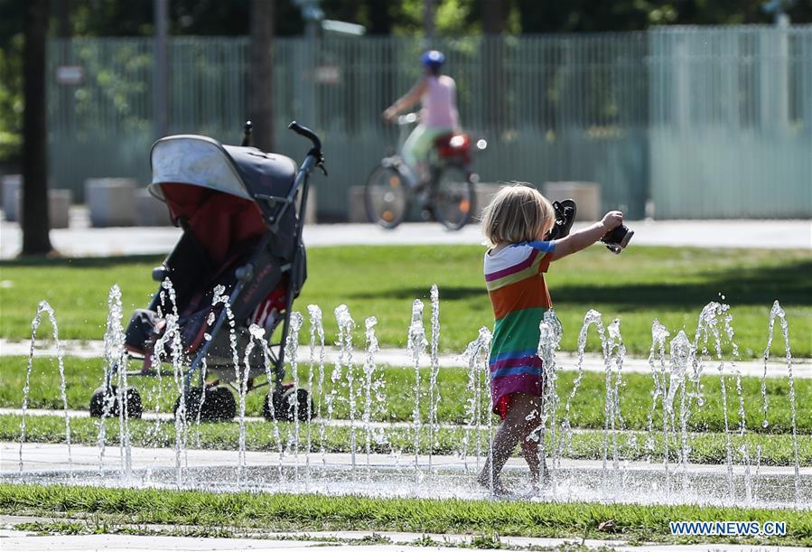 A child plays by a fountain in Berlin, capital of Germany, on Aug. 3, 2018. As Europe\'s scorching heat wave continues to spread across the continent, forecasters are now saying the all-time temperature record in Europe could be broken in the coming days. (Xinhua/Shan Yuqi)