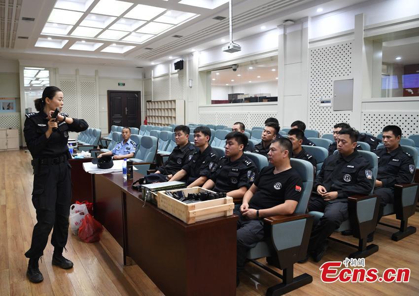Li Meixuan, a special police officer with the Changchun Railway Public Security Bureau, gives instructions on shooting in Changchun City, Jilin Province. The 33-year-old puts high expectations on herself in training. Her team is predominantly responsible for emergency responses to terror attacks. She said she chooses to be a policewoman because of the influence of her father, also a police officer. (Photo: China News Service/Zhang Yao)