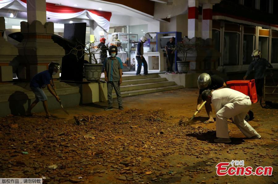 People clean up debris following a strong earthquake on nearby Lombok island, in Denpasar, Bali, Indonesia August 5, 2018. (Photo/Agencies)