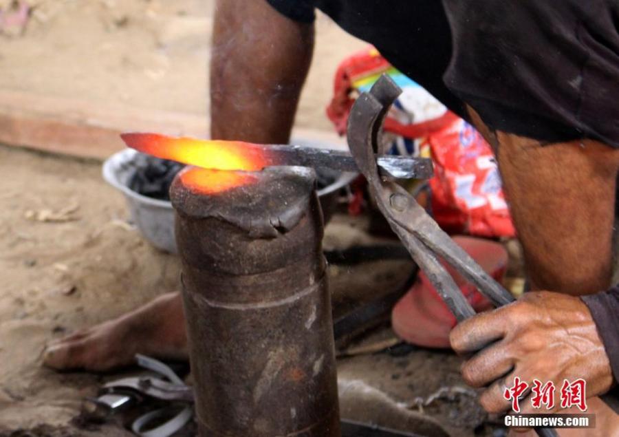 In the war-torn Hajjah, a Yemeni artisan is transforming shrapnel which litters the streets into the country\'s celebrated traditional daggers. For 45 years, blacksmith Mohammed Haradhi has crafted swords for his clients\' loved ones and built custom locks. A short, curved dagger, the jambiyya is worn by Yemeni men in an ornate sheath tucked into an embroidered belt. They are often gifted to boys during a coming of age celebration that brings the whole family together. Shrapnel is particularly abundant in Hajjah, which has witnessed intense military operations aimed at driving rebel fighters out.(Photo/Agencies)