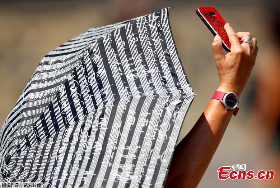 A faithful takes a selfie as she waits for Pope Francis to lead the Angelus prayer as temperature soars throughout the country at the Vatican August 5, 2018. Europe’s heatwave gripped Spain and Portugal on Friday, as governments checked for forest fires, a Budapest game reserve fed its animals iced snacks and a Finnish supermarket invited customers to sleep over to stay cool. (Photo/Agencies)