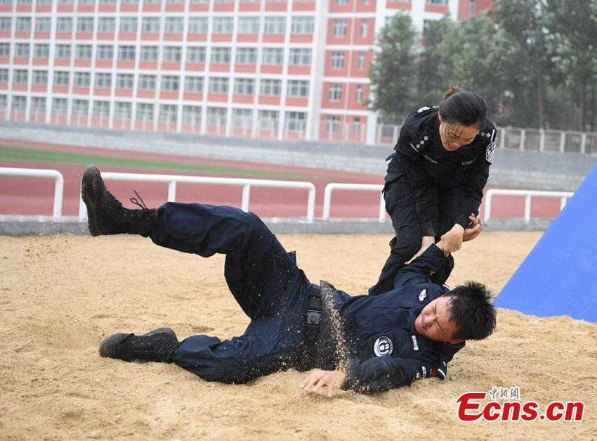 Li Meixuan, a special police officer with the Changchun Railway Public Security Bureau, trains in Changchun City, Jilin Province. The 33-year-old puts high expectations on herself in training. Her team is predominantly responsible for emergency responses to terror attacks. She said she chooses to be a policewoman because of the influence of her father, also a police officer. (Photo: China News Service/Zhang Yao)
