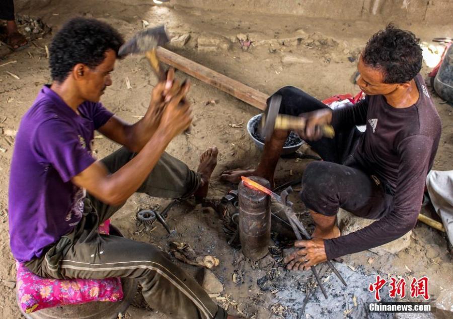 In the war-torn Hajjah, a Yemeni artisan is transforming shrapnel which litters the streets into the country\'s celebrated traditional daggers. For 45 years, blacksmith Mohammed Haradhi has crafted swords for his clients\' loved ones and built custom locks. A short, curved dagger, the jambiyya is worn by Yemeni men in an ornate sheath tucked into an embroidered belt. They are often gifted to boys during a coming of age celebration that brings the whole family together. Shrapnel is particularly abundant in Hajjah, which has witnessed intense military operations aimed at driving rebel fighters out.(Photo/Agencies)