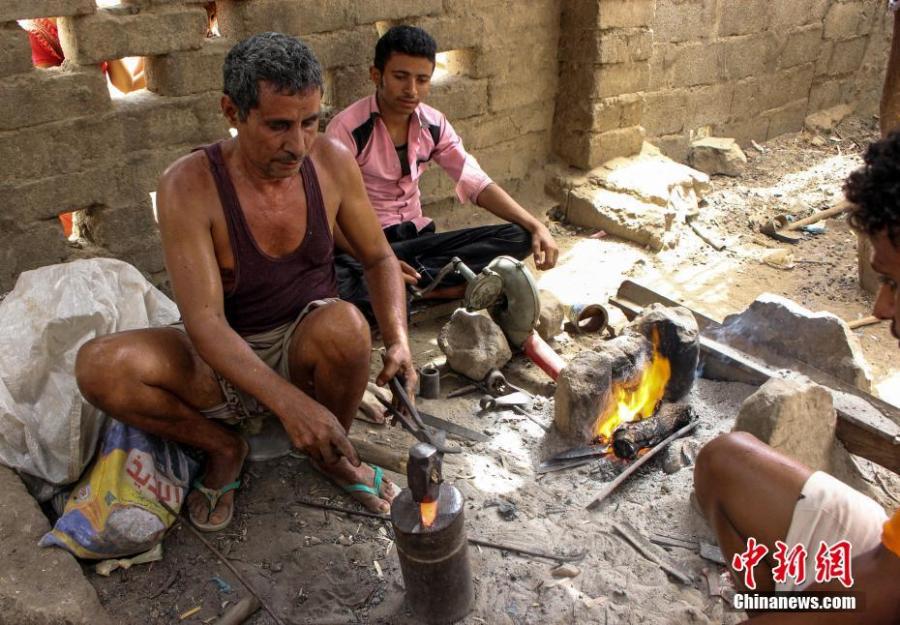 In the war-torn Hajjah, a Yemeni artisan is transforming shrapnel which litters the streets into the country\'s celebrated traditional daggers. For 45 years, blacksmith Mohammed Haradhi has crafted swords for his clients\' loved ones and built custom locks. A short, curved dagger, the jambiyya is worn by Yemeni men in an ornate sheath tucked into an embroidered belt. They are often gifted to boys during a coming of age celebration that brings the whole family together. Shrapnel is particularly abundant in Hajjah, which has witnessed intense military operations aimed at driving rebel fighters out.(Photo/Agencies)