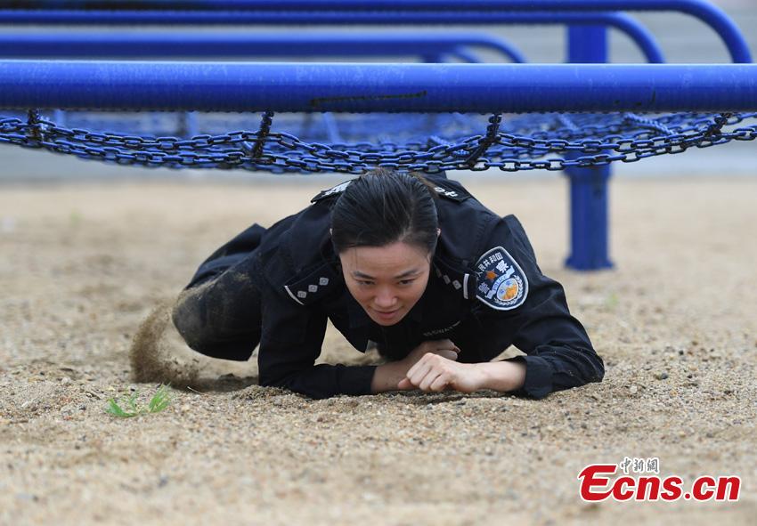 Li Meixuan, a special police officer with the Changchun Railway Public Security Bureau, trains in Changchun City, Jilin Province. The 33-year-old puts high expectations on herself in training. Her team is predominantly responsible for emergency responses to terror attacks. She said she chooses to be a policewoman because of the influence of her father, also a police officer. (Photo: China News Service/Zhang Yao)