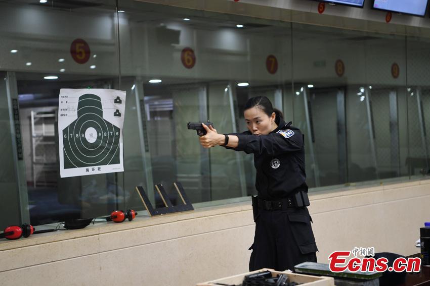 Li Meixuan, a special police officer with the Changchun Railway Public Security Bureau, trains in Changchun City, Jilin Province. The 33-year-old puts high expectations on herself in training. Her team is predominantly responsible for emergency responses to terror attacks. She said she chooses to be a policewoman because of the influence of her father, also a police officer. (Photo: China News Service/Zhang Yao)