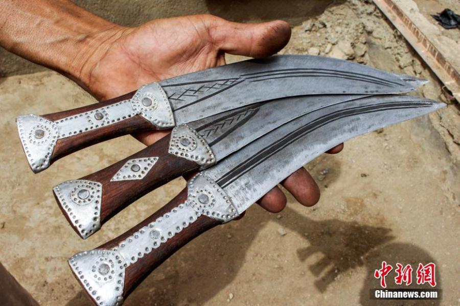 In the war-torn Hajjah, a Yemeni artisan is transforming shrapnel which litters the streets into the country\'s celebrated traditional daggers. For 45 years, blacksmith Mohammed Haradhi has crafted swords for his clients\' loved ones and built custom locks. A short, curved dagger, the jambiyya is worn by Yemeni men in an ornate sheath tucked into an embroidered belt. They are often gifted to boys during a coming of age celebration that brings the whole family together. Shrapnel is particularly abundant in Hajjah, which has witnessed intense military operations aimed at driving rebel fighters out.(Photo/Agencies)