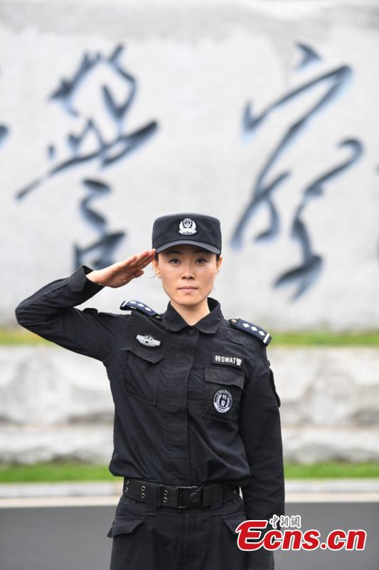 Li Meixuan, a special police officer with the Changchun Railway Public Security Bureau, trains in Changchun City, Jilin Province. The 33-year-old puts high expectations on herself in training. Her team is predominantly responsible for emergency responses to terror attacks. She said she chooses to be a policewoman because of the influence of her father, also a police officer. (Photo: China News Service/Zhang Yao)