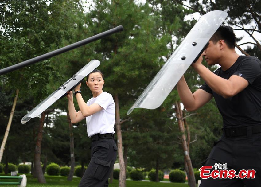 Li Meixuan, a special police officer with the Changchun Railway Public Security Bureau, trains in Changchun City, Jilin Province. The 33-year-old puts high expectations on herself in training. Her team is predominantly responsible for emergency responses to terror attacks. She said she chooses to be a policewoman because of the influence of her father, also a police officer. (Photo: China News Service/Zhang Yao)