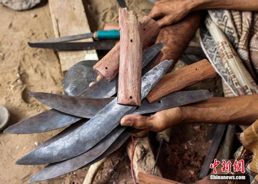 In the war-torn Hajjah, a Yemeni artisan is transforming shrapnel which litters the streets into the country\'s celebrated traditional daggers. For 45 years, blacksmith Mohammed Haradhi has crafted swords for his clients\' loved ones and built custom locks. A short, curved dagger, the jambiyya is worn by Yemeni men in an ornate sheath tucked into an embroidered belt. They are often gifted to boys during a coming of age celebration that brings the whole family together. Shrapnel is particularly abundant in Hajjah, which has witnessed intense military operations aimed at driving rebel fighters out.(Photo/Agencies)
