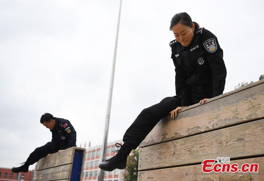 Li Meixuan, a special police officer with the Changchun Railway Public Security Bureau, trains in Changchun City, Jilin Province. The 33-year-old puts high expectations on herself in training. Her team is predominantly responsible for emergency responses to terror attacks. She said she chooses to be a policewoman because of the influence of her father, also a police officer. (Photo: China News Service/Zhang Yao)