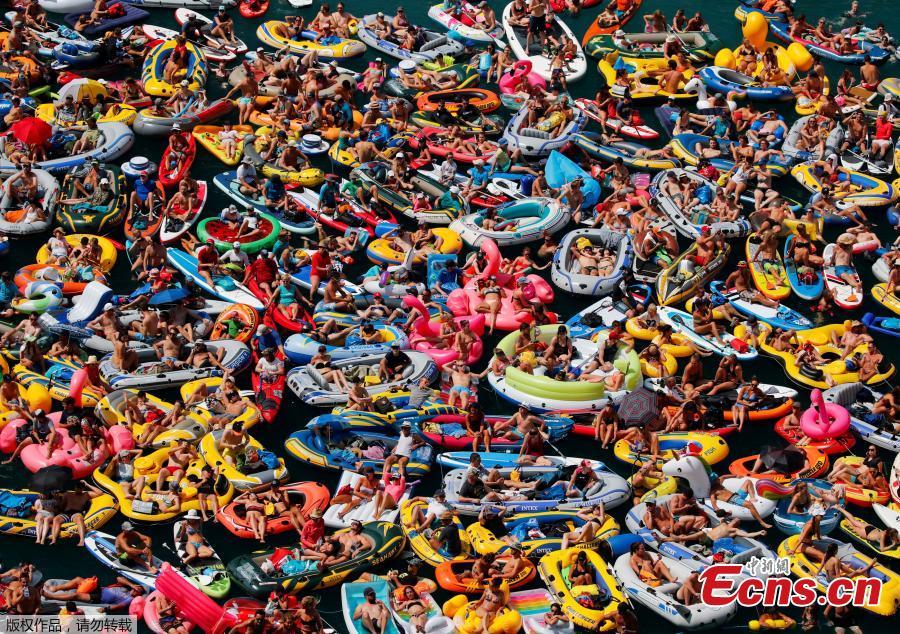 People on inflatable boats enjoy the weather on the Lake Lucerne in Sisikon, Switzerland, August 5, 2018. Europe’s heatwave gripped Spain and Portugal on Friday, as governments checked for forest fires, a Budapest game reserve fed its animals iced snacks and a Finnish supermarket invited customers to sleep over to stay cool. (Photo/Agencies)