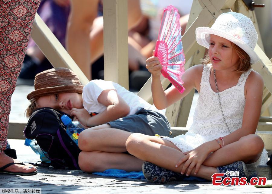A faithful takes a selfie as she waits for Pope Francis to lead the Angelus prayer as temperature soars throughout the country at the Vatican August 5, 2018. Europe’s heatwave gripped Spain and Portugal on Friday, as governments checked for forest fires, a Budapest game reserve fed its animals iced snacks and a Finnish supermarket invited customers to sleep over to stay cool. (Photo/Agencies)