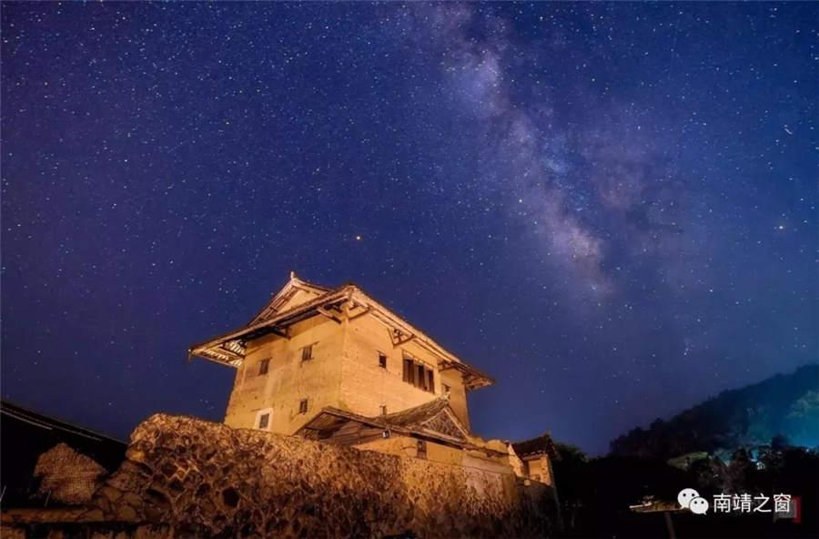 The beautiful starry sky above tulou or earthen buildings in Fujian Province. (Photo provided to chinadaily.com.cn)