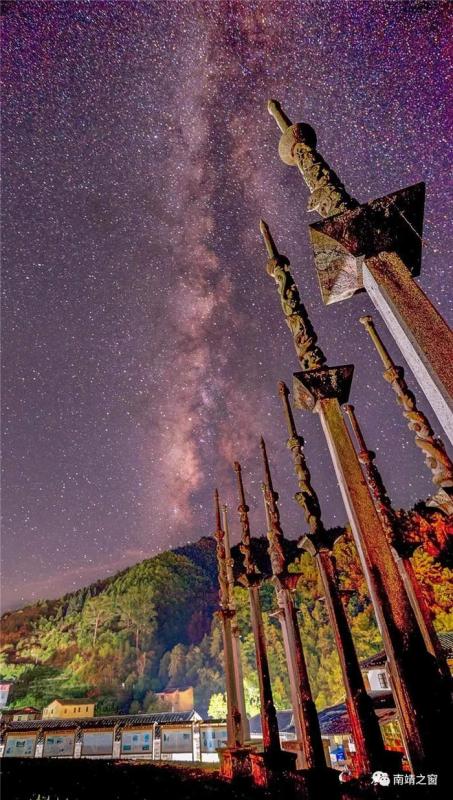 The beautiful starry sky above tulou or earthen buildings in Fujian Province. (Photo provided to chinadaily.com.cn)