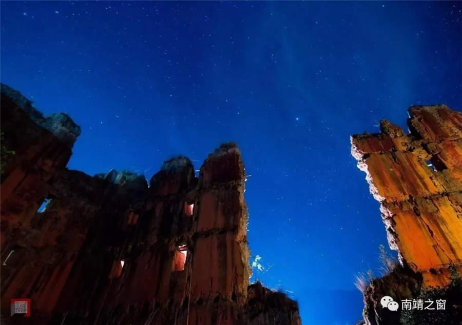 The beautiful starry sky above tulou or earthen buildings in Fujian Province. (Photo provided to chinadaily.com.cn)