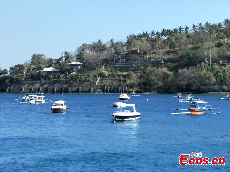 Photo taken on Aug. 7 shows empty boats on the water of the Lombok Island, Indonesia after a 7.0-magnitude earthquake hit the island on Aug. 5, 2018. (Photo: China News Service/Lin Yongchuan)
