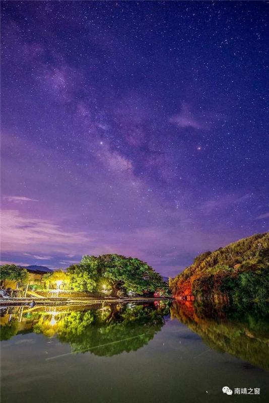 The beautiful starry sky above tulou or earthen buildings in Fujian Province. (Photo provided to chinadaily.com.cn)