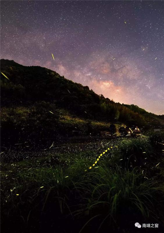 The beautiful starry sky above tulou or earthen buildings in Fujian Province. (Photo provided to chinadaily.com.cn)