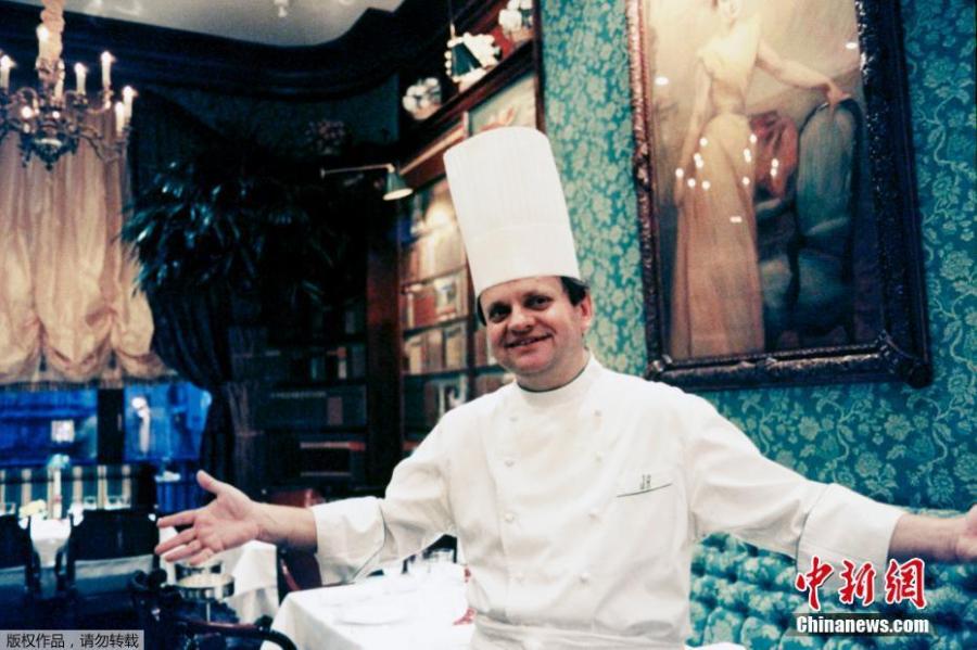 Joel Robuchon poses for a photograph. The famous French chef died at the age of 73, Aug. 6, 2018, in Geneva.   Robuchon, known for his mashed potatoes among many other dishes, owned restaurants in cities including Paris, Monaco, Hong Kong, Las Vegas, Tokyo and Bangkok. (File photo/Agencies)