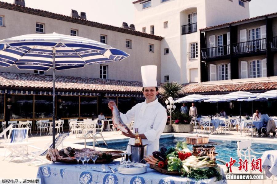 Joel Robuchon poses for a photograph. The famous French chef died at the age of 73, Aug. 6, 2018, in Geneva. Robuchon, known for his mashed potatoes among many other dishes, owned restaurants in cities including Paris, Monaco, Hong Kong, Las Vegas, Tokyo and Bangkok. (File photo/Agencies)