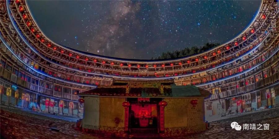 The beautiful starry sky above a yard in a tulou or earthen building in Fujian Province.  (Photo provided to chinadaily.com.cn)

Sitting in a yard surrounded by earthen buildings and viewing the starry sky is a cherished memory of childhood. However, the bustling city life has kept many people from enjoying the stars. Now, the dark night sky has become a symbol of romance, a mysterious natural phenomenon attracting people to explore it.
