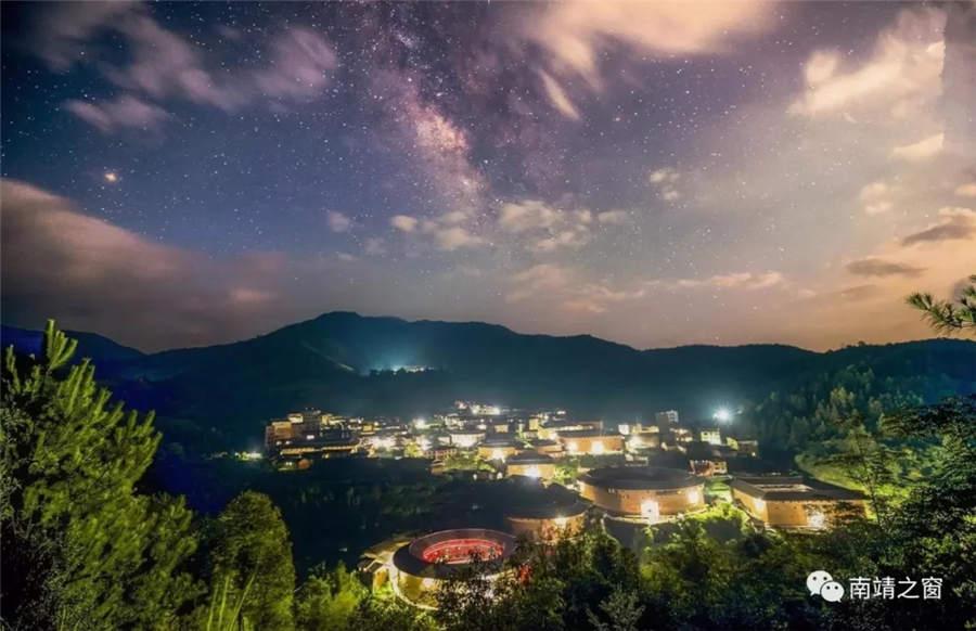 The beautiful starry sky above tulou or earthen buildings in Fujian Province. (Photo provided to chinadaily.com.cn)