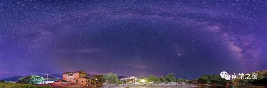 The beautiful starry sky above tulou or earthen buildings in Fujian Province. (Photo provided to chinadaily.com.cn)