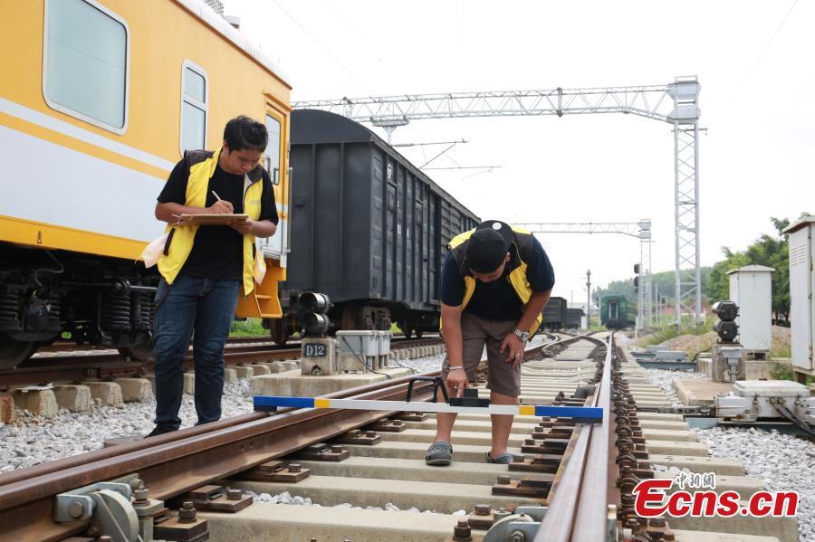 Students from Thailand learn about the high-speed railway in Liuzhou City, South China’s Guangxi Zhuang Autonomous Region, Aug. 7, 2018. Since March, 28 Thai students have taken part in the training session on high-speed railway technology at the Liuzhou Railway Vocational Technical College. (Photo: China News Service/Zhu Liurong)