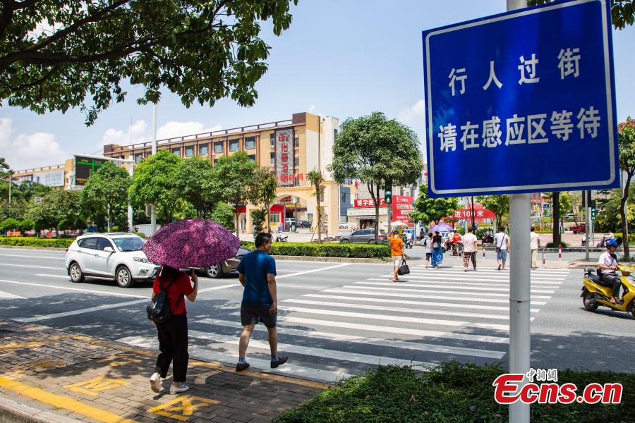 A smart zebra crossing is put into use in Nanning City, South China’s Guangxi Zhuang Autonomous Region, Aug. 8, 2018. When at least three pedestrians wait near the first smart zebra cross in Guangxi, the duration of green light signal for vehicles will automatically reduces from 120 seconds to 65 seconds, giving priority to pedestrians. (Photo: China News Service/Chen Guanyan)